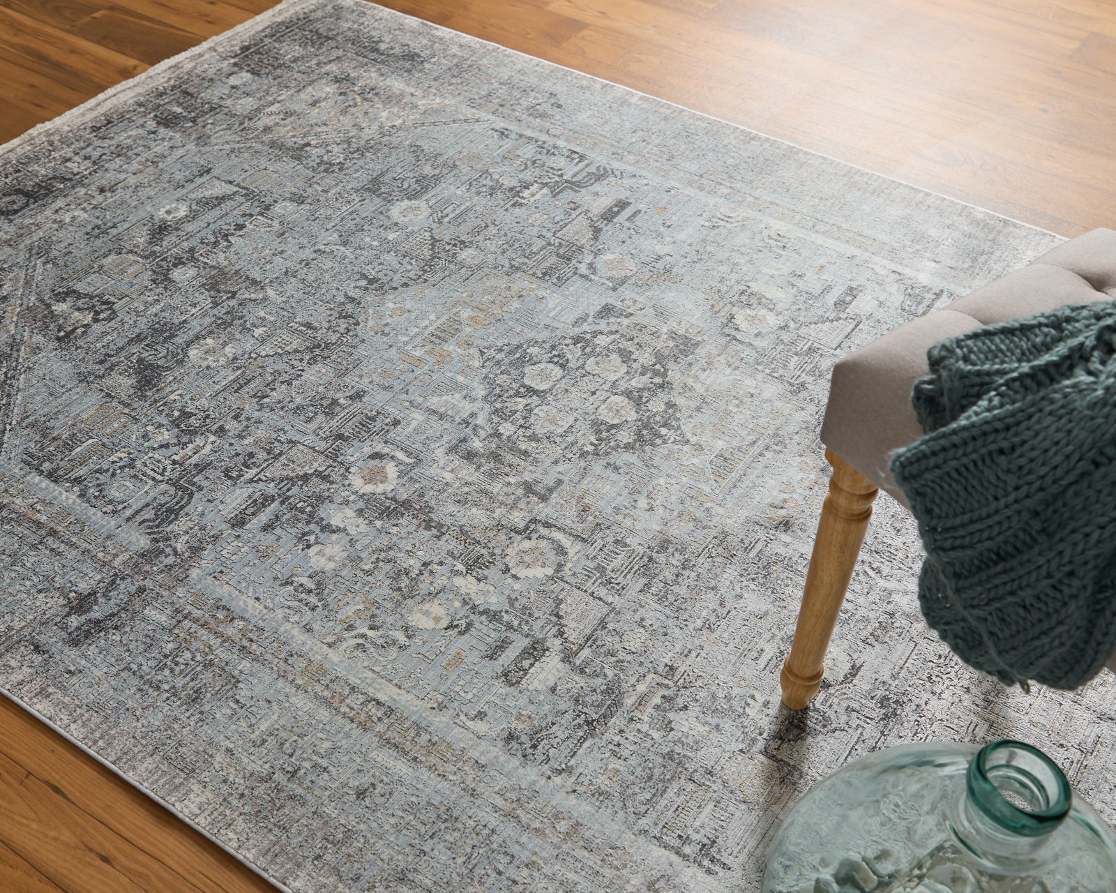 Sarrant Gray/Silver/Ivory 3966F